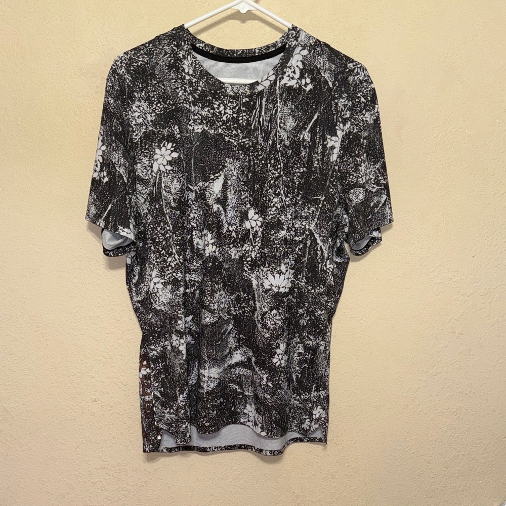 Lululemon explicit content ss reflective Men's Black & White Abstract Floral